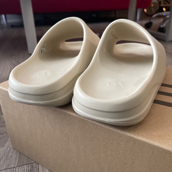 YEEZY SLIDES IN BONE COLOR-WAY! - Picture 7 of 8
